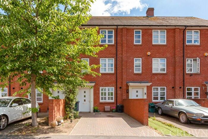 4 Bedroom Town House To Rent In Brickfield Road, Croydon, CR4