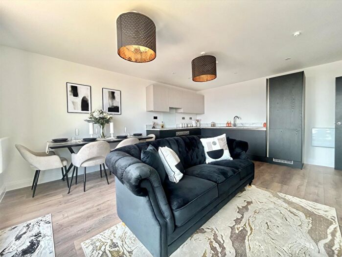 2 Bedroom Flat For Sale In Chalkwell Heights, Westcliff-On-Sea, SS0