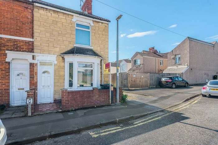 2 Bedroom End Of Terrace House To Rent In Gorse Hill, Swindon, SN2