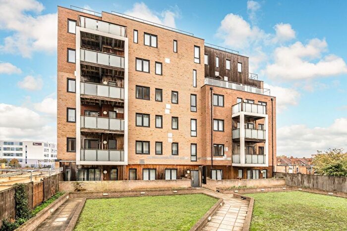 2 Bedroom Flat To Rent In High Street, Hounslow, TW3