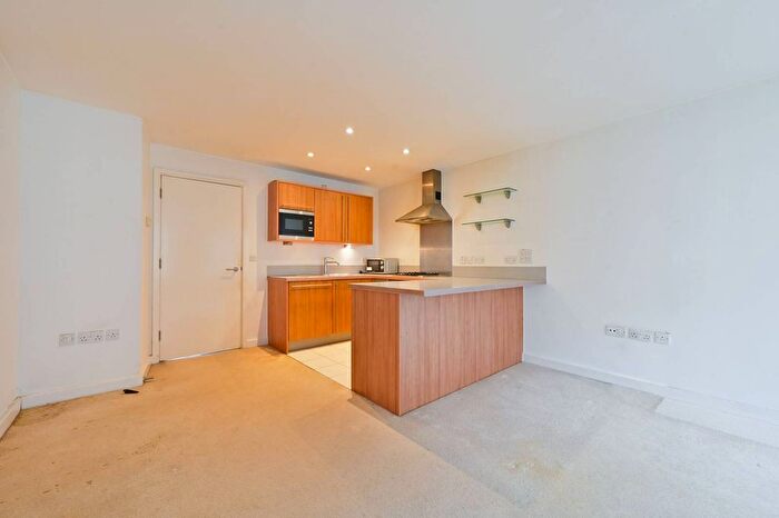 2 Bedroom Flat For Sale In Buckler Court, Islington, London, N7