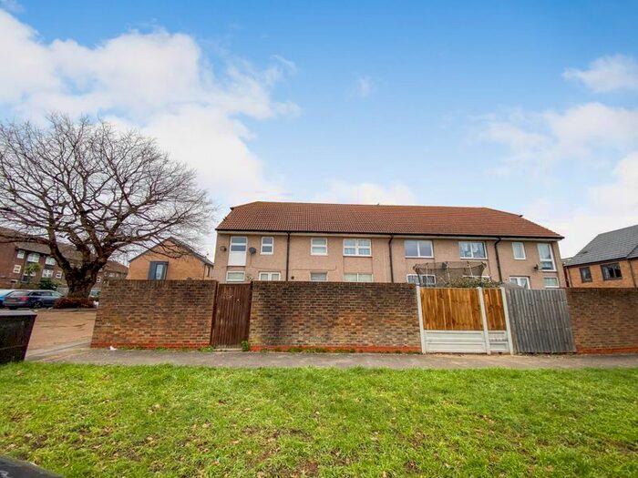 3 Bedroom Flat To Rent In Coltsfoot Path, Harold Hill, Romford, RM3