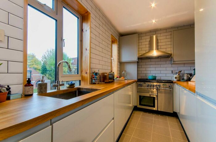 3 Bedroom Flat To Rent In Green Lanes, Winchmore Hill, London, N21