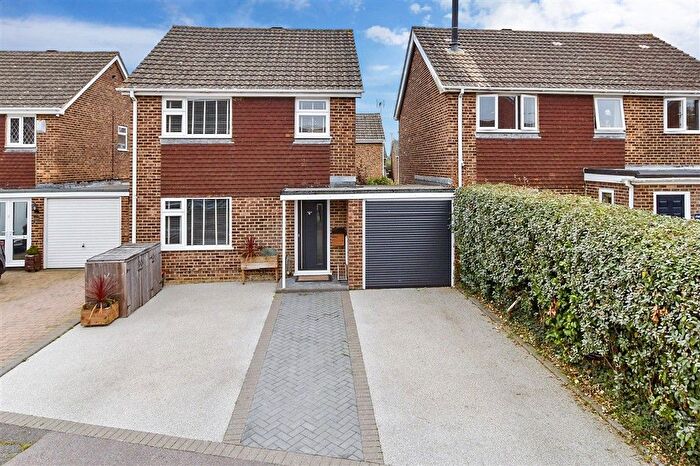 3 Bedroom Link Detached House For Sale In Weavers Close, Staplehurst, Kent, TN12