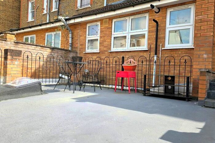 1 Bedroom Flat To Rent In Richmond Parade, Richmond Road, Twickenham, TW1