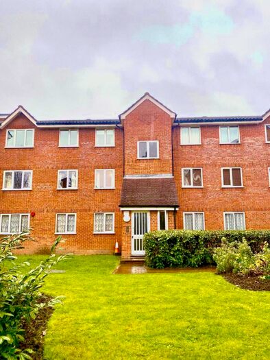 2 Bedroom Flat To Rent In Courtlands Close, Watford, WD24