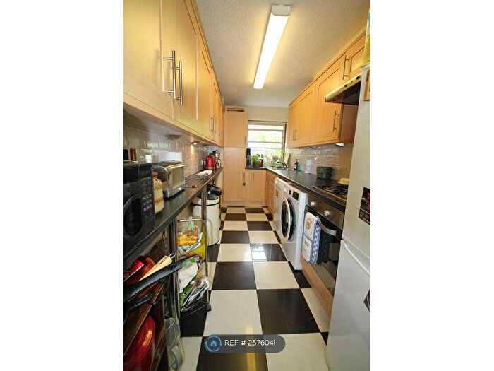 3 Bedroom Flat To Rent In North Battersea, London, SW11