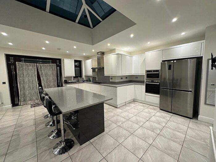 4 Bedroom Semi-Detached House To Rent In Beechwood Gardens, Ilford, IG5