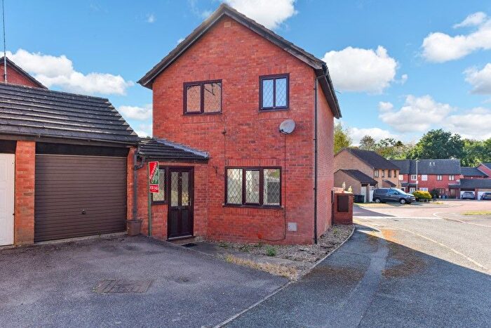 3 Bedroom Link Detached House For Sale In Gresham Drive, West Hunsbury, Northampton, Northamptonshire, NN4