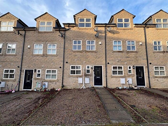 4 Bedroom Town House For Sale In Rushdene Court, Wyke, Bradford, BD12