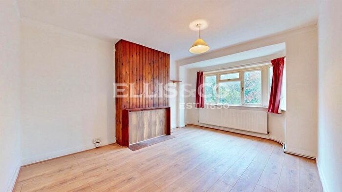 3 Bedroom Maisonette To Rent In Costons Lane, Greenford, UB6