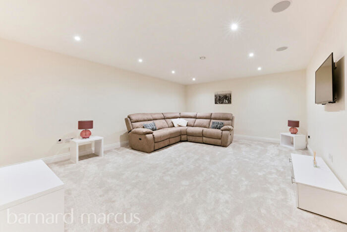 2 Bedroom Apartment To Rent In Sandy Lane, Cheam, Sutton, SM2