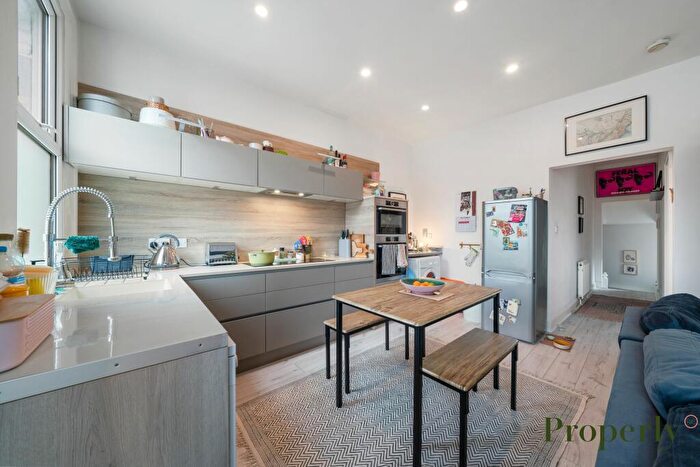 2 Bedroom Apartment For Sale In Park Avenue, Wood Green, N22