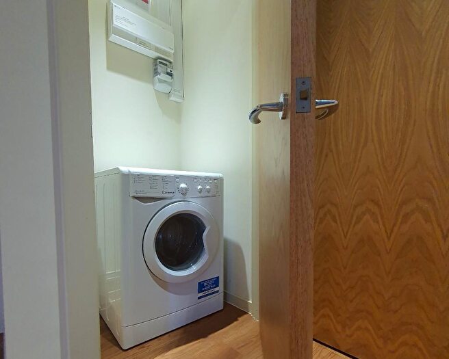 1 Bedroom Flat To Rent In Victoria Road, Leeds, West Yorkshire, LS6