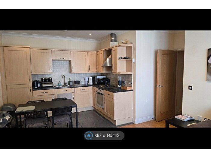 2 Bedroom Flat To Rent In Altrincham Road, Manchester, M22