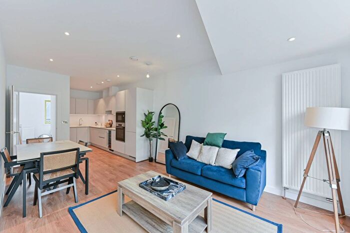 2 Bedroom Flat For Sale In Carpenters Mews, Wandsworth, London, SW17