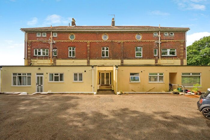 2 Bedroom Flat For Sale In Lower Port View, Saltash, PL12