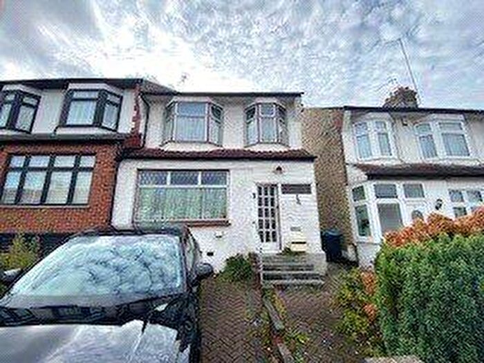 3 Bedroom End Of Terrace House For Sale In Evesham Road, London, N11