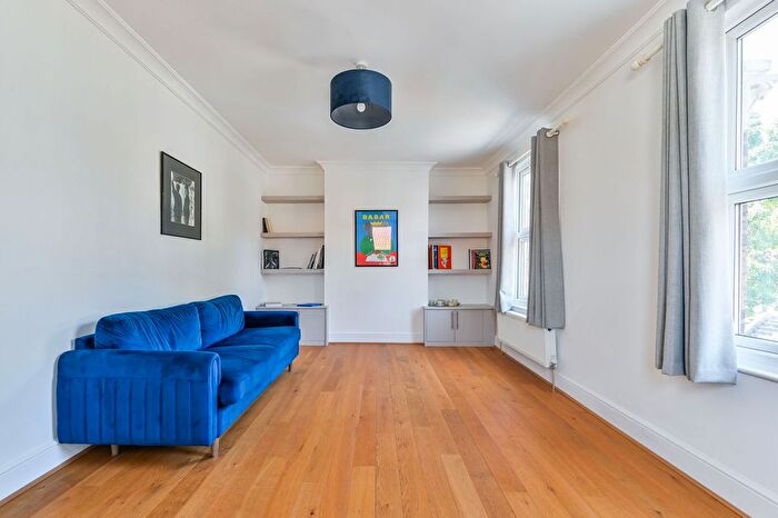 2 Bedroom Flat For Sale In Leconfield Road, Newington Green, London, N5