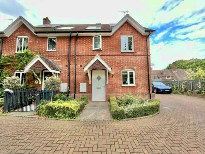 4 Bedroom End Of Terrace House To Rent In Vicarage Lane, RG27