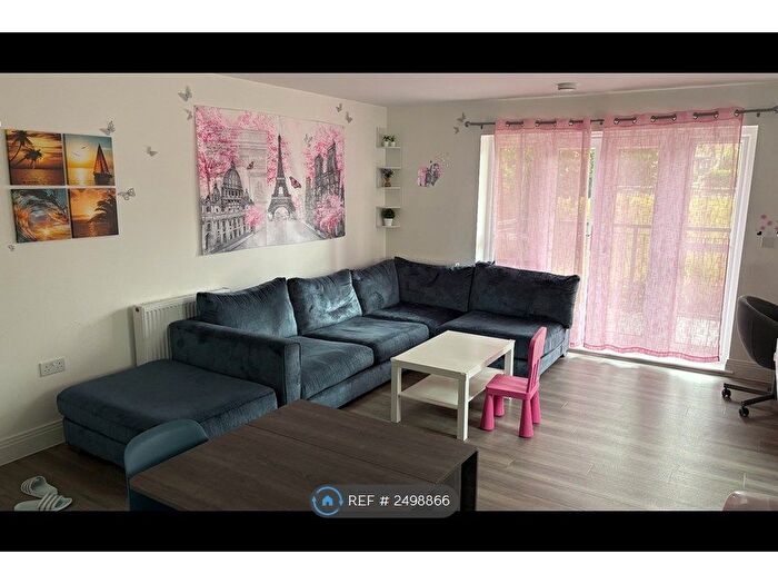 2 Bedroom Flat To Rent In Johnstone Close, Bracknell, RG12