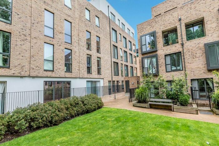 3 Bedroom Flat To Rent In Westking Place, London, WC1H