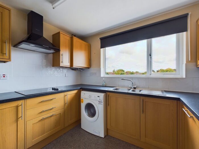 2 Bedroom Flat To Rent In Meadow Park, Sherfield-On-Loddon, RG27
