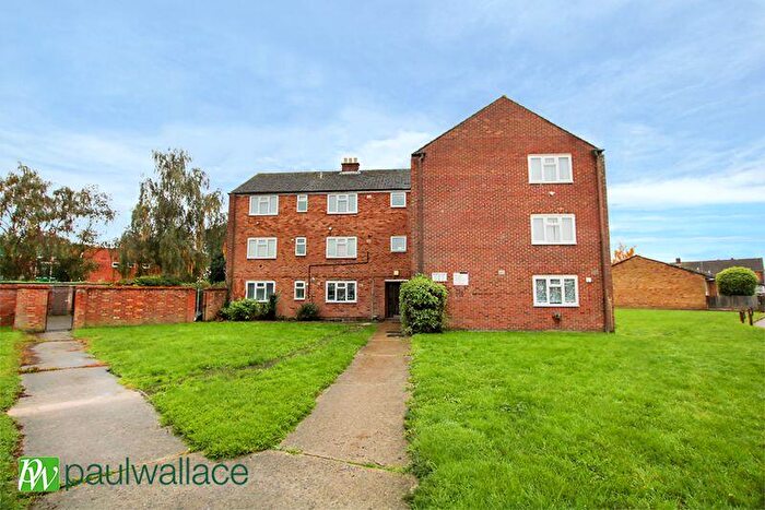 2 Bedroom Flat For Sale In Downfield Road, Central Cheshunt, EN8