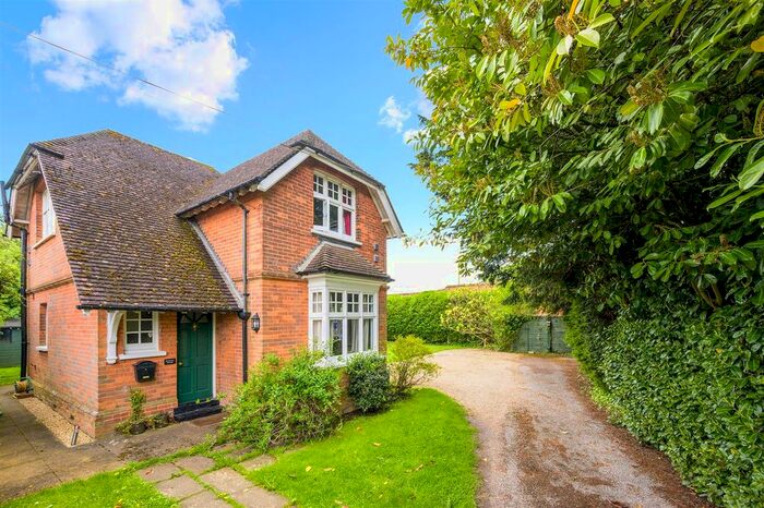 3 Bedroom Detached House For Sale In Dorking Road, Tadworth, KT20