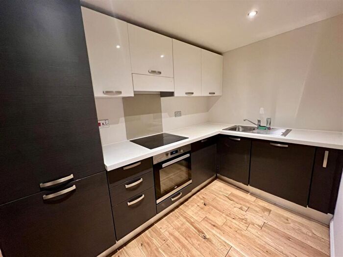 3 Bedroom Flat To Rent In Hill House, Western Road, Hove, BN3