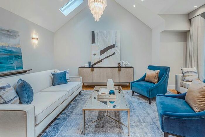 4 Bedroom Mews To Rent In London, W1G