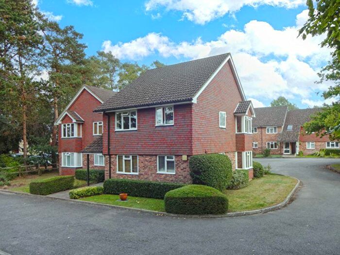 1 Bedroom Flat To Rent In Trimmers Field, Farnham, GU9