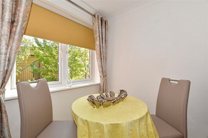 1 Bedroom Flat For Sale In Kings Road, Horsham, West Sussex, RH13