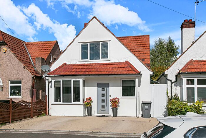 3 Bedroom Detached House For Sale In Park Avenue, Hounslow, TW3