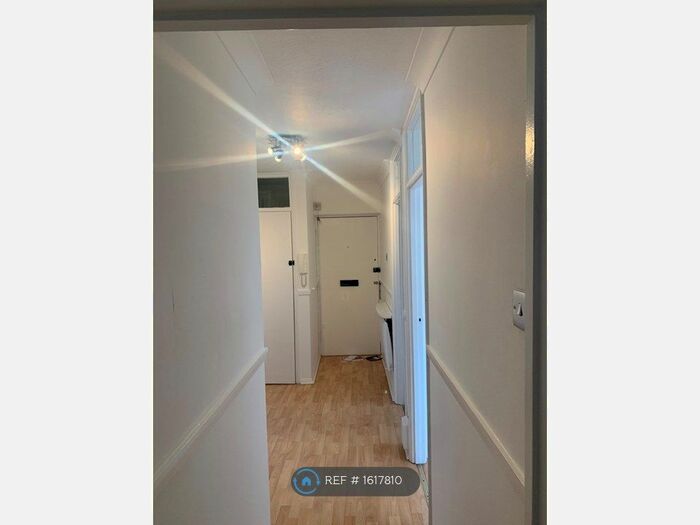 2 Bedroom Flat To Rent In High Road, London, E18