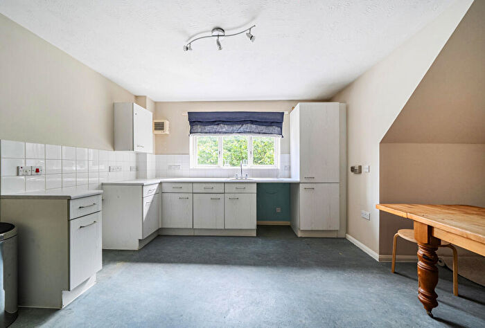 2 Bedroom Apartment For Sale In Jean Batten Close, Wallington, SM6