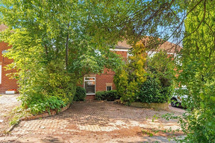 3 Bedroom Semi-Detached House For Sale In Hightown Road, Banbury, OX16