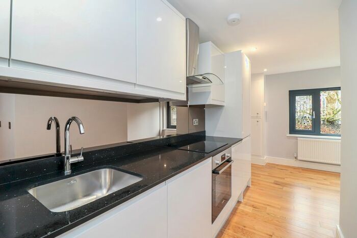 1 Bedroom Flat To Rent In Treadaway Hill, Loudwater, High Wycombe, HP10