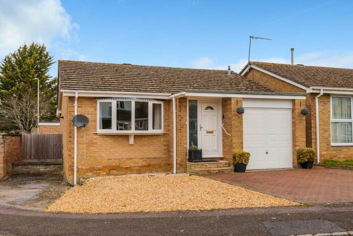 2 Bedroom Detached Bungalow For Sale In Edgeworth Drive, Carterton, Oxfordshire, OX18