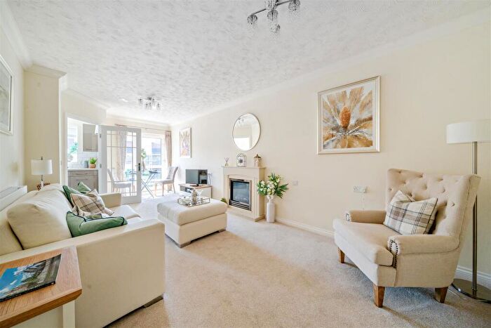 1 Bedroom Retirement Property For Sale In Oscar Lodge, Aylesbury, HP20