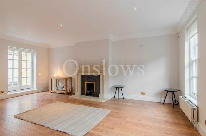 2 Bedroom Mews House To Rent In Farrier Walk, London, SW10
