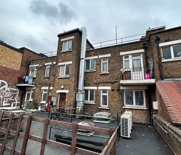 3 Bedroom Flat For Sale In Frinton Mews, Gants Hill, Ilford, Essex, IG2