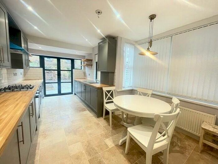 4 Bedroom House To Rent In Mathews Park Road, Stratford, E15