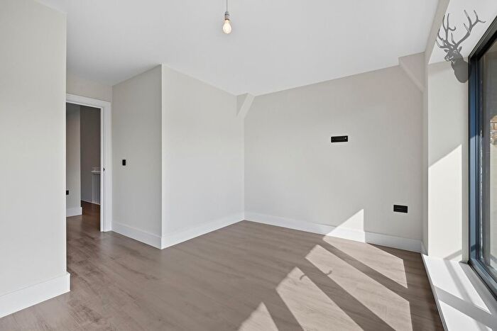 3 Bedroom Flat To Rent In Glebe Road, Dalston, E8