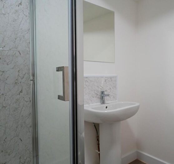 5 Bedroom Flat To Rent In Maine Road, Manchester, M14