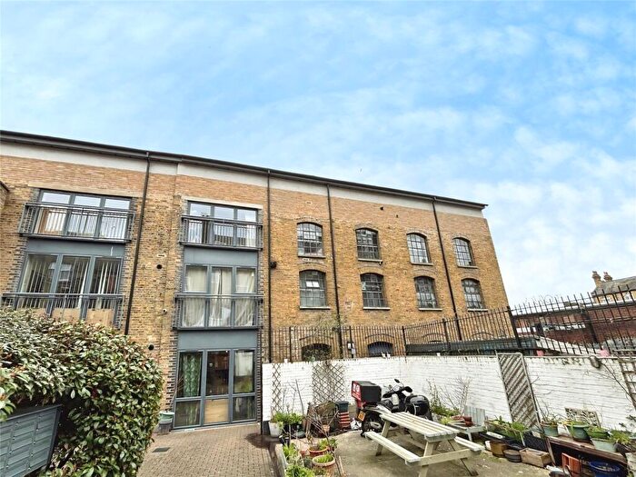 1 Bedroom Flat For Sale In New Cross Road, London, SE14