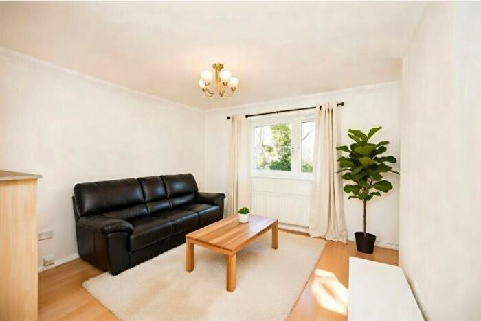 3 Bedroom Apartment To Rent In Panama House, Beaumont Square, E1