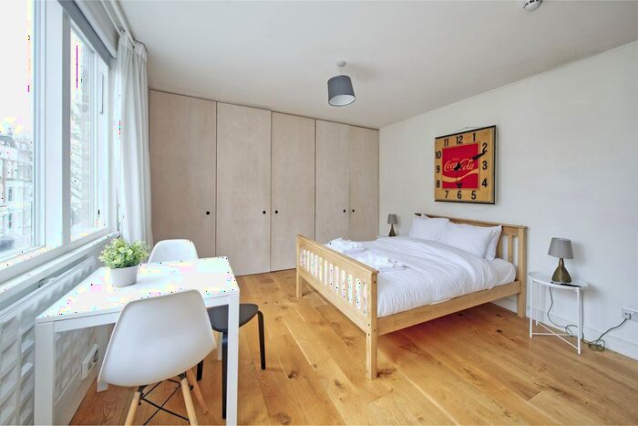 Studio To Rent In Cornwall Crescent, London, W11