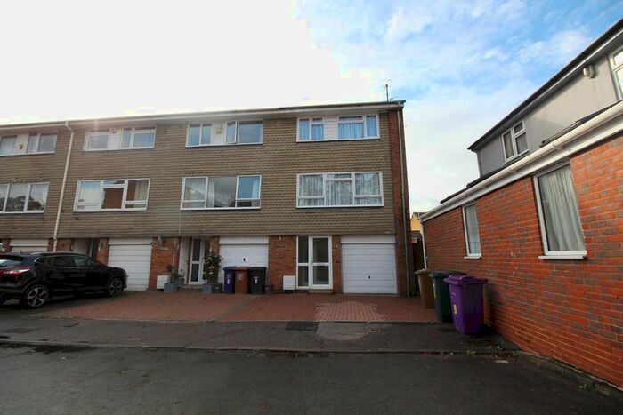 4 Bedroom Town House To Rent In Firs Close, Hitchin, SG5