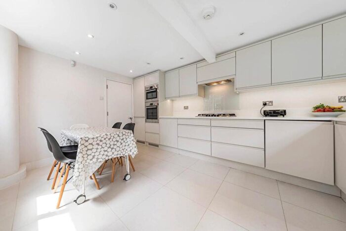 3 Bedroom Flat To Rent In Inworth Street, Battersea, London, SW11